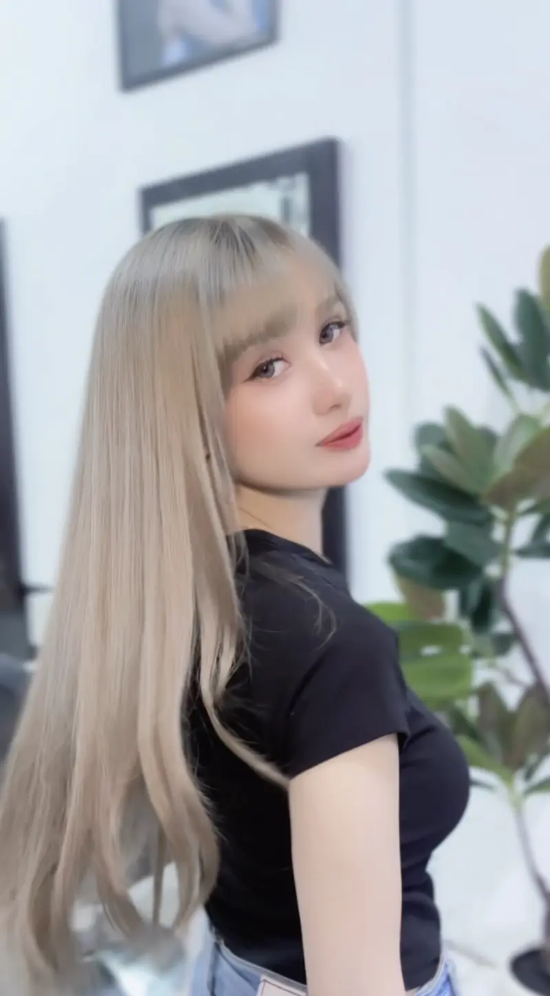 Rambut panjang light blonde ash dengan poni, hasil Moosh Hair Studio