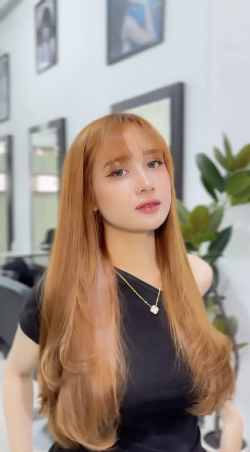 Rambut panjang warna copper dengan poni, hasil Moosh Hair Studio